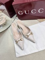 Gucci 24Ss春夏新款 G家尖头马衔扣V型系列 经典再现 简约设计高雅品质 鞋面以压花羊皮双G皮材料匠心打造 鞋面缀饰亮眼的经典马衔扣 后带着釆用松紧带设