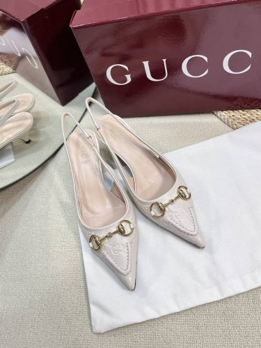 Gucci 24Ss春夏新款 G家尖头马衔扣V型系列 经典再现 简约设计高雅品质 鞋面以压花羊皮双G皮材料匠心打造 鞋面缀饰亮眼的经典马衔扣 后带着釆用松紧带设