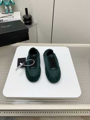 出厂 高版本 Prada 普拉达 25 早春 走秀 休闲 阿甘 德训鞋 出镜率很高的就是这款德训鞋 外形是像芭蕾舞鞋一样的跑鞋，柔软的皮质加上Prada 专属尼