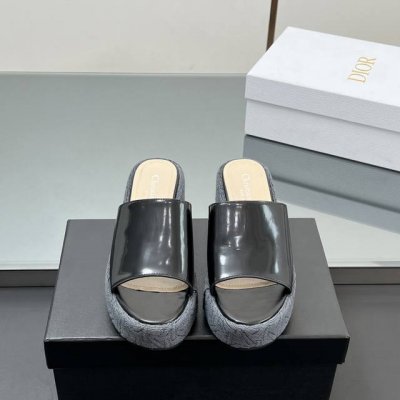 高版本 25Ss春夏新款Dior 迪奥D-Attitude 坡跟凉拖鞋交叉扣带防水台拖鞋 这款 Attitude Dior坡跟凉拖是二零二四冬季成衣系列新品，从