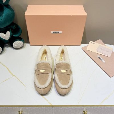 ，缪缪miumiu2024最新款毛鞋 ，上脚舒适超暖，鞋面采用牛反绒面料，内里羊卷毛，码数：35-40.