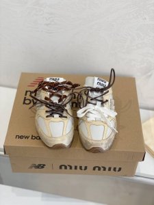 工厂p直销 Miumiu 缪缪半拖G027Miu Miu X New Balance联名款运动鞋 早春发售前先近赏同样是在十月的巴黎时装周，又被眼尖的粉丝们看见