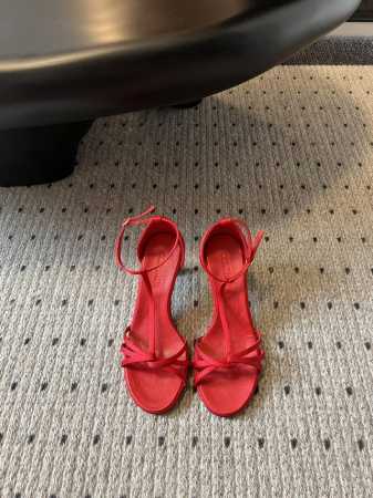 Cotemp 24 春夏绝美凉鞋 Regalo细带凉鞋 这个品牌的鞋真的很难不爱 超精致百搭 夏季一定不能错过的凉鞋 原版1:1订制真丝布 牛皮面料 羊皮内里 - 点击图像关闭