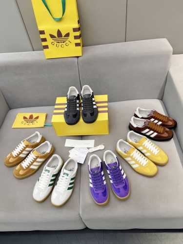 重磅联名 Adidas｜GUCCI三叶草logo与标志性三条杆为设计元素将其与独属于的GUCCI 双方选择adidas originals经典鞋型 Gazall