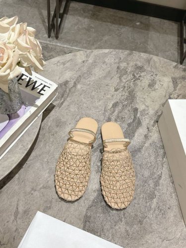 顶级版本 ， The Row 春夏必入单品 镂空网 凉鞋 脚感是在太舒服了 自留款推荐 简单的风格却自带高级气场的拖鞋 绝对是今年必入款 鞋面定制原版镂空网 垫