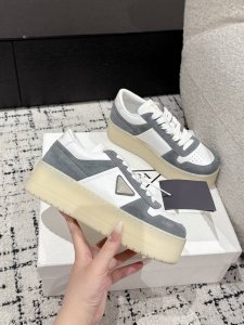 Prada 普拉达 25 最新Downtown Bold系列 厚底 三角标 休闲 小白鞋运动风设计搭配精致细节。采用穿孔皮革打造，个性的厚底呈现别具一格的现代风