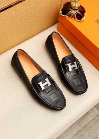 商品商标：Hermes 爱马仕 豆豆鞋 正码码数: 38-44 45，46订制 商品材料：精选 进口头层小牛皮压花鞋面+经典五金扣，进口猪皮内里。强烈立体视觉效 - 点击图像关闭