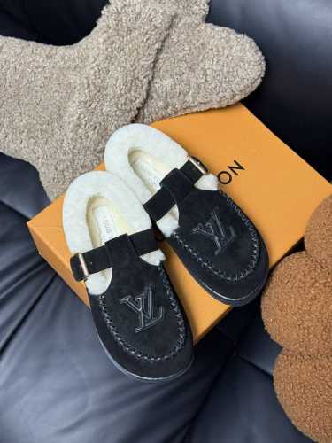 顶级品质 Lv fw 24 new arrival～ 1v24秋冬可爱毛毛鞋，勃肯鞋型体，玛丽珍T待设计；把时髦想要的元素融为一体！ 鞋面用皮条纯手工缝制，彰显