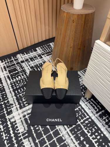 -羊猄烫钻面 25Fw新款Chanel小香烫钻后空Sling-Back凉鞋平底 粗跟 Sling-Back于1957年问世,之后Two-Tone设计成为Chan