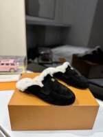 顶级版本 路易威登lv louis vuott on fw24 new arrival～秋冬最新款毛毛拖鞋～ 这双毛拖也是好好看！皮质的就是非常高级呀！！搭配