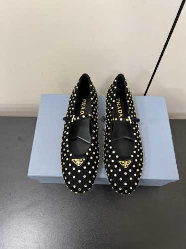 钻面 PRADA 25ss 普拉达秋冬新品 实力来袭 玛丽珍单鞋 芭蕾舞鞋超级爆系列爆品，各大网红明星乔欣，程潇，同款圆头三角扣 玛丽珍单鞋 ！时髦百搭nice