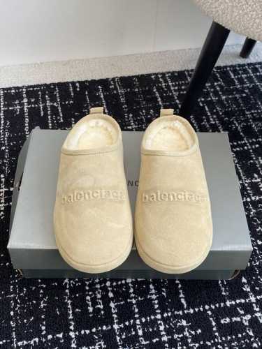 代购级 BALENCIAGA 24ss 秋冬季新款 巴黎世家 包头拖 勃肯拖 脚感也很舒服，原版进口麂皮 随便简便穿搭 穿祙子简直不要太好看了 鞋面进口麂皮 羊