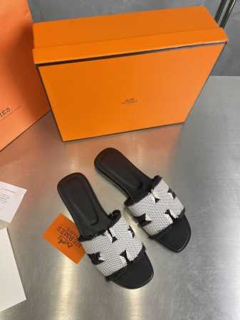 爱马仕H拖 高定版本 流苏系列 经典常青树系列单品 白面黑底 面料选用同原版一致 双色洗水帆布 锁边工艺 不破散 舒适柔软 内里选用小羊皮 高端对版 大底选用透 - 点击图像关闭