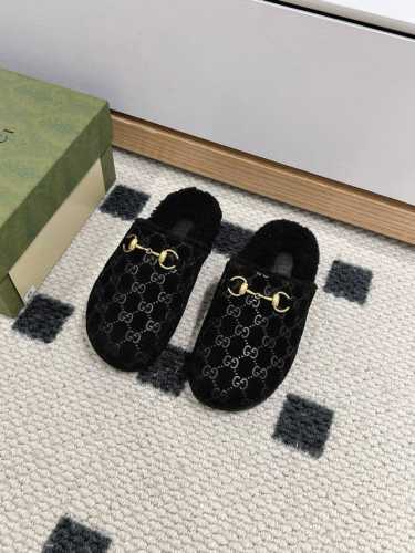 顶级品质 GUCCIss2024秋冬｜平底羊毛拖鞋新品 超舒适的 双带毛拖 简约随性 时髦有范， 慵懒又不乏高级感，最舒适的拖鞋没有之一 随意上脚都好看有型，绝
