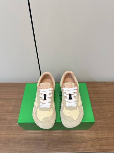 bottega Veneta｜Bv葆蝶家 25Ss新款 阿甘鞋 德训运动鞋 男码+10 Sneaker科技尼龙和绒面打造，灵感来自复古球鞋，全新演绎经典运动鞋，