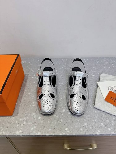 东莞货 配飞机盒包装 Hermes 爱马仕 25Ss春夏复古 玛丽珍 平底 单鞋 山羊皮和Nappa皮革 玛丽珍鞋 搭配标志性 H 鞋扣和撞色滚边 打造精致柔美