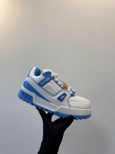 LV Trainer Maxi 小胖丁胖嘟嘟系列面包鞋 巴黎时尚走秀款，进口订制细柔小牛皮，结合粗犷厚实织物鞋带，缤纷原配扣件品牌经典元素，备受瞩目火热面包鞋再