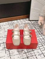 顶级品质 roger vivier fw24 mew arrival～ RV 2024春秋 梅花扣玛丽珍新品 鞋面漆皮， 内里小羊皮，意大利进口牛皮底 顶级精品