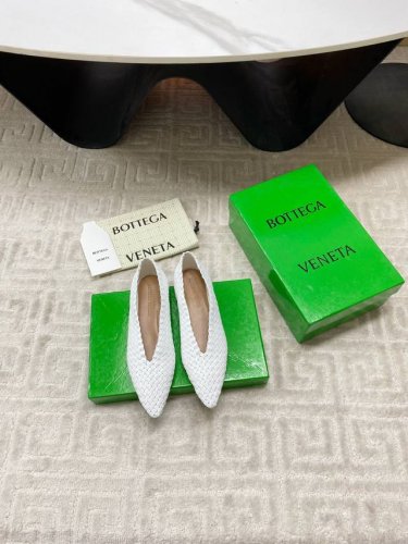 出厂 Bv Sofia 平底手工一体编织 系列单鞋 5 毫米级 编织单鞋 真皮手工编织 四色 彩色百搭简约一块皮5 毫米抽条 手工编织而成 高档舒适 垫脚羊皮内