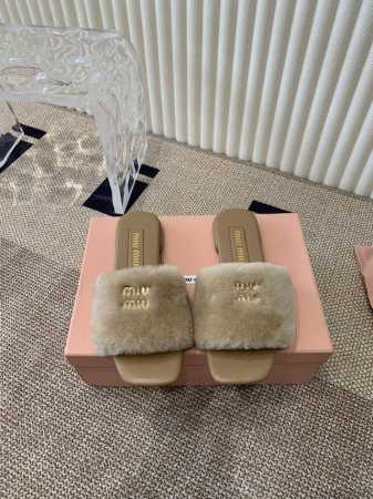 Miumiu 缪缪24Ss秋冬新款平底羊毛毛拖鞋 顶级版本 Zp开发miumiu真的太少女啦！进口澳洲羊毛超级软糯 舒适度超高！ 鞋面：对版进口羊毛.羊皮里. - 点击图像关闭