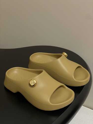 loewe 罗意威 2025夏季新款Foam pebble 凉拖鞋简约时尚橡胶厚底拖鞋 超轻拖鞋 超舒服 湿水 去沙滩穿超合适的 颜值也很高 夏季必备款 橡胶发
