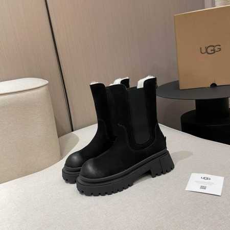 UGG。 官网同款雪地靴 超显瘦显腿长。款式百搭时尚： 后跟开拉链。方便穿着 面料：牛皮 内里和垫脚：澳洲进口纯百分之百的全真羊毛 大底：原版开模橡胶底.超级防 - 点击图像关闭