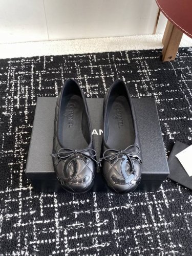 代购级 Chanel 25Ss 春夏系列芭蕾舞鞋复古款来袭 非常火的大双C设计手工车线非常耗时耗力 独特大底双拼做法 玫红色底贴让你不经意露出亮点大底车线永不脱