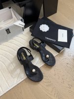 chanel 25C新款双C链条凉鞋系列 简约而不简单的款，上脚特别显脚细。 鞋面定制面，内里垫脚羊皮，加厚真皮大底。 Size:35-39 其它码数定做