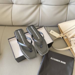橙子出厂价p alexander Wang 亚力山大王 钢珠方头平底人字拖 夹脚拖鞋 休闲凉拖 女王的绝佳搭配 舒服感爆棚 美是真的美 真的很Sexy 很特别