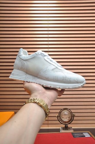 出厂价P Louis Vuitton 原单 新款Lv路易威登 * 顶级版本 Lv经典潮鞋！选用进口原版牛皮 水染牛皮内里.原版耐磨橡胶大底！高品质精品！码数38