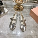 出厂 Miu Miu 法式仙女芭蕾舞单鞋！！！ 鞋面面料更新全部为柔软的羊皮 ，非常柔软不需要磨合期的鞋！玛丽珍芭蕾平底鞋焕新演绎MiuMiu系列标志性的风格。