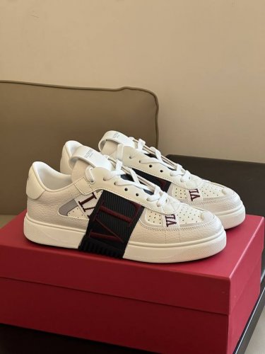 出厂: Valentin O 23秋冬新色上线 情侣款 顶级版本 鞋面设计真是细节满满 织带刺绣 以及不同纹路的皮质的拼接运用 视觉上真的很精细了 鞋底组合而成