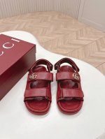高版 gucci 古驰 春夏新款 Gg压纹魔术贴平底凉鞋 沙滩休闲女士凉鞋 现代设计美学探索独特匠心之路 巧妙融合品牌经典元素与备受喜爱的品牌标识 这款凉鞋缀饰