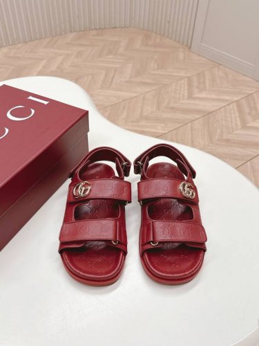高版 gucci 古驰 春夏新款 Gg压纹魔术贴平底凉鞋 沙滩休闲女士凉鞋 现代设计美学探索独特匠心之路 巧妙融合品牌经典元素与备受喜爱的品牌标识 这款凉鞋缀饰