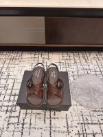 prada普拉达25Ss春夏最新款交叉凉鞋 超多网红时尚博主种草 夏季必备凉鞋 复古时髦前卫的鞋底搭配鞋面，让整双鞋轻便舒适 满足不同风格时髦人士的多种选择 上