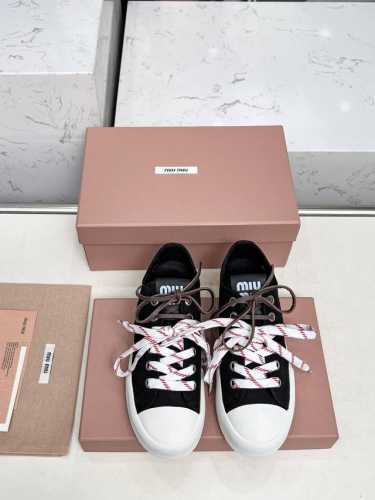 Miumiu25年最新走秀款，经典升级 舒适度与时髦度并存经典黑白款百搭软底软面设计♀透气性好，随便怎么穿都好看，设计搭配不同风格需求 鞋面：原版定制布 内里: