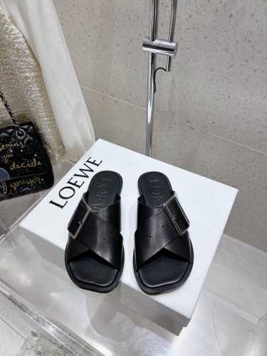 代购级 Loewe 罗意威 25Ss 春夏新品 交叉 方扣 拖鞋 疯狂种草简约设计感觉更干净优雅 让你念念不忘 颜色也很耐看漂亮，上脚瞬间气质十足气场，简直无敌