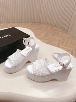 25Ss春夏新款Chanel香奈儿 坡跟厚底凉鞋双C编织镂空防水台高跟凉鞋 这款超适合想要显高腿细的宝宝 是明目张胆的小心机 秒变超模腿这个夏天一定要安排上 鞋