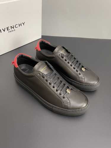 售价： 商标：Giv运动鞋 码数：38 44 45．46不退换 等级： 材料：Urban Street休闲鞋，哑光白色皮革等材质，蓝色皮革等镶饰，结扣，后侧饰有
