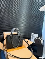 配飞机盒折叠盒子 Lv牛仔托特百搭实用 可甜可盐 又酷又飒。逛街通勤，完全是可以驾驭的吖。 巨大袋身干净的外部线条 尺寸：25 19 货号14576
