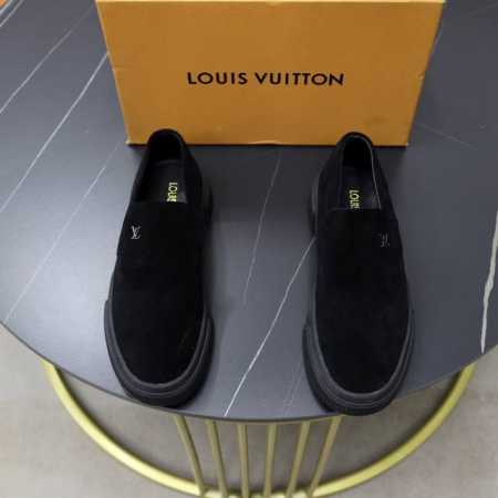 出厂价： 品牌：Lv路易威登 标准码：38–44 45定制 等级：官网同款 材料：原版品牌防水面料 加厚羊皮内里 轻便柔软耐磨大底 款式类别：男士时尚休闲鞋 尊 - 点击图像关闭