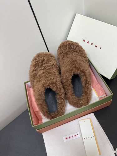 男款50Marni Sabot马毛拖鞋 一款巨型潮流四季包头马毛拖，让它成为了一道靓丽的风景线，质感让你的美足更加美丽、信心、舒心十足，不管居家还是外穿都是品味