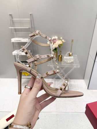 Valentino专柜新品给大家推荐一款 网红街拍都爱搭配的腔调单品哦~ 跟着时尚达人的步伐来走准没错！搭配上简单或时尚款的衣服穿，鞋面镂空设计搭配V家经典铆钉 - 点击图像关闭
