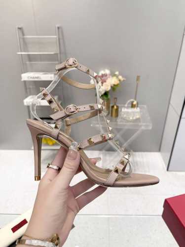 Valentino专柜新品给大家推荐一款 网红街拍都爱搭配的腔调单品哦~ 跟着时尚达人的步伐来走准没错！搭配上简单或时尚款的衣服穿，鞋面镂空设计搭配V家经典铆钉