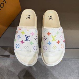 码数38-46 L.V 驴家高端男士夏季拖鞋 经典老花系列 一字带宽松设计 别致的色彩拼接效果 个性鲜明 时尚潮流穿搭必备款式 轻盈舒适 轻质韧性橡胶内底 微型