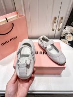 出厂： Miumiu 新款松紧芭蕾舞鞋玛丽珍单鞋 秀场工艺来自Miu Miu系列的细节特写，新季的潮流要素，与此刻挚爱的概念，玛丽珍芭蕾舞传达现代风格~ 怎么穿
