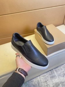 普拉～ 顶级代购男士Hk专柜同步发售。鞋底：原厂特供原版底，独家活动成型底超级舒适，原厂跟单货，高品质设计做工复杂精致细腻，独一无二制作，进口原版皮，羊里细节决