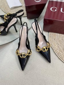 gucci 24Ss新款 G家尖头新款圆扣型系列，经典再现，简约设计高雅品质，鞋面以羊漆皮3个五金圆扣材料匠心打造，鞋面缀饰亮眼的新款小猪鼻扣中间Logo，后带