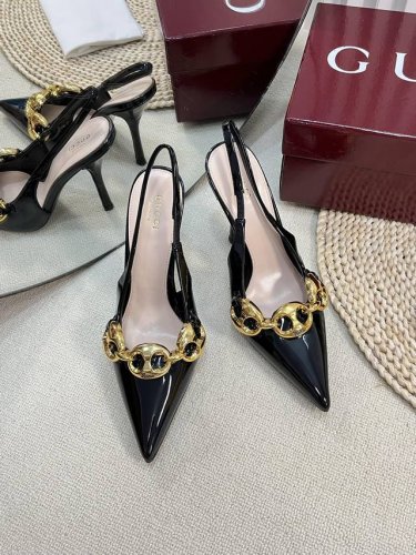 gucci 24Ss新款 G家尖头新款圆扣型系列，经典再现，简约设计高雅品质，鞋面以羊漆皮3个五金圆扣材料匠心打造，鞋面缀饰亮眼的新款小猪鼻扣中间Logo，后带