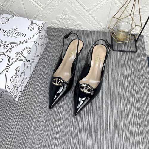 出厂 顶级版本 Valentino 华伦天奴 火爆新品 新款穆勒鞋 也太好穿啦... 最新logo饰扣 与性感尖头完美结合简直是夏天时髦巅峰原版复刻 大底：意大